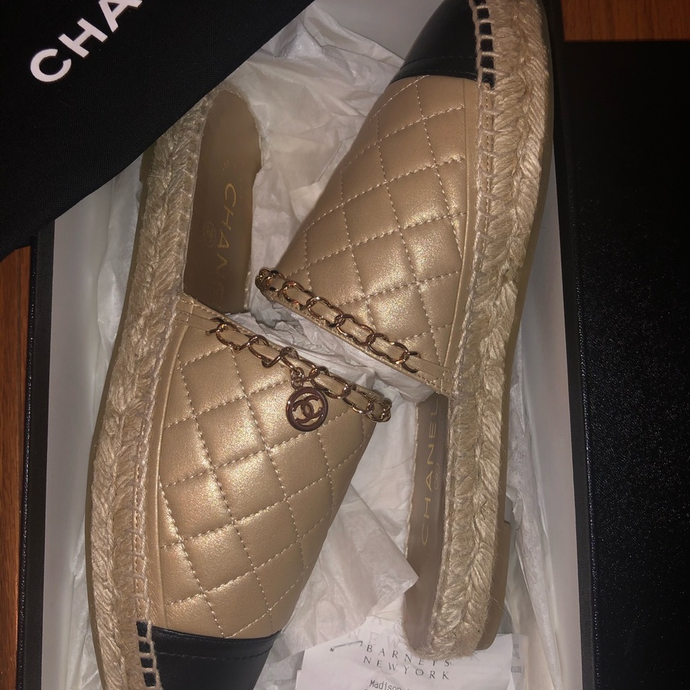 ‼️‼️ SOLD . HOST PICK‼️‼️💗💗Chanel Flats - Picture 4 of 16